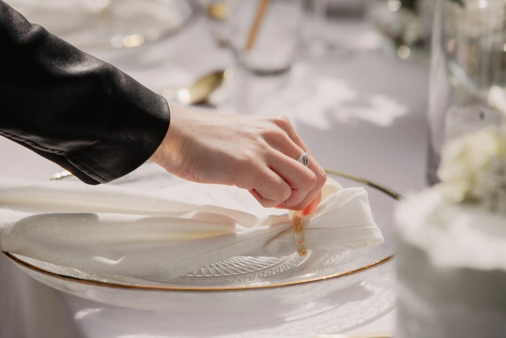 Feintuning der Tischdekoration