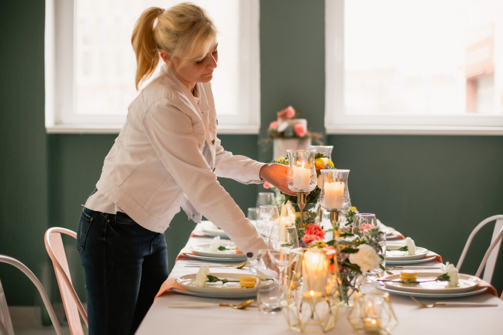 Hochzeitsplanerin bei der Überprüfung der Tischdeko