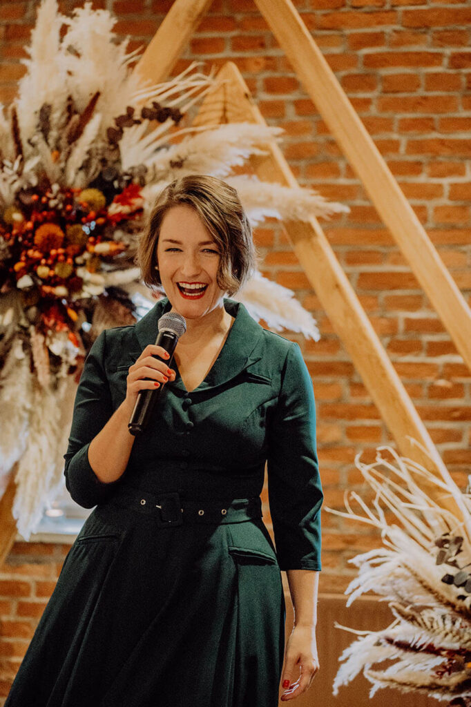 Traurednerin während Ihrer Rede für das Hochzeitspaar