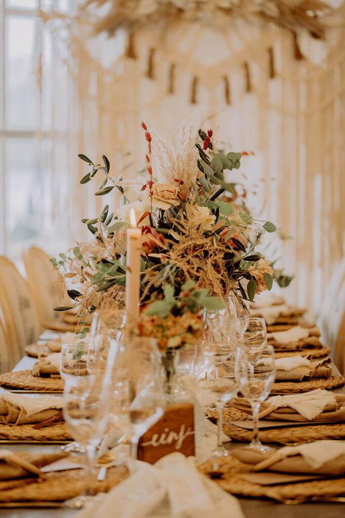 Dekoration eines Hochzeitstisches