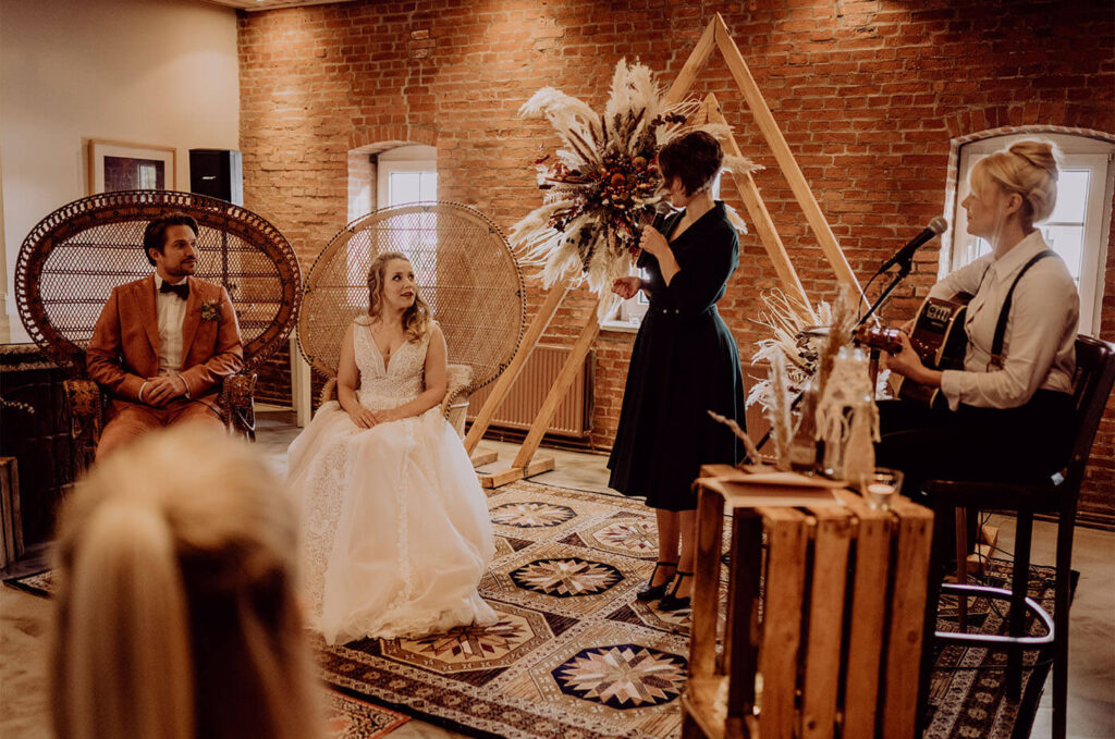 Hochzeitspaar hört der Rede zu