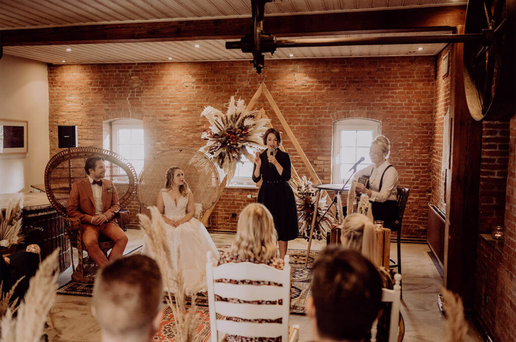 Hochzeitspaar und Gäste bei der Trauzeremonie