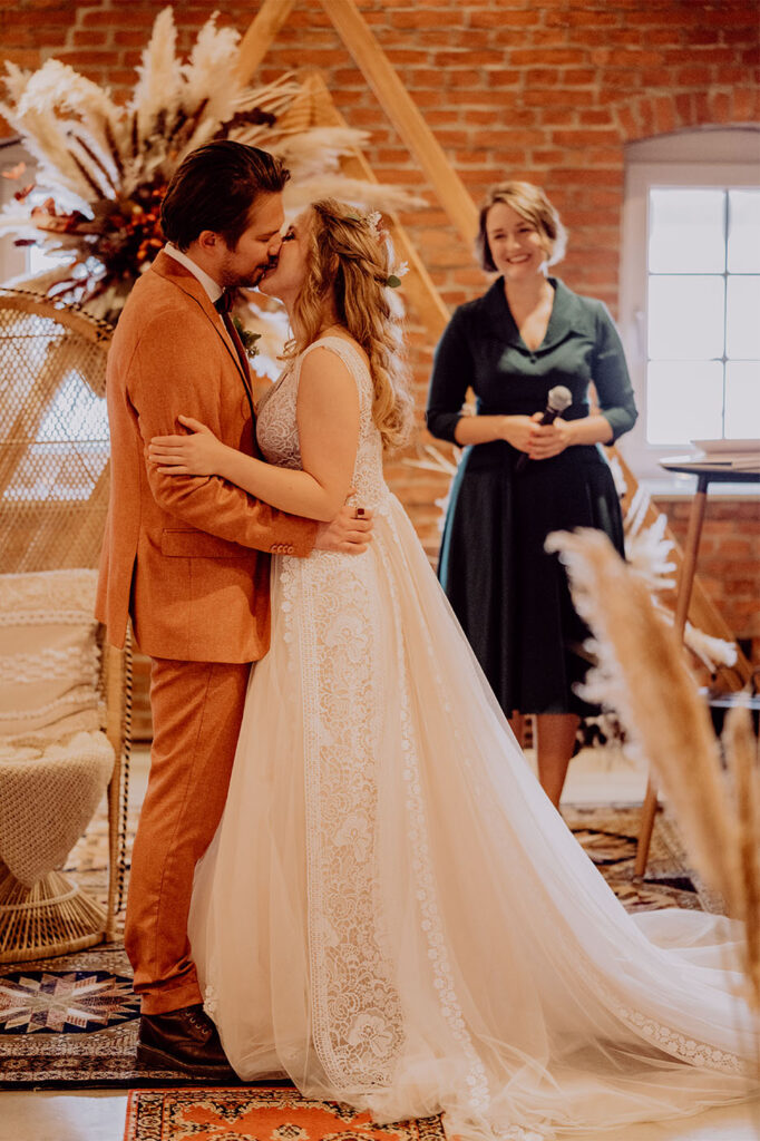 Leidenschaftlicher Kuss des Brautpaares