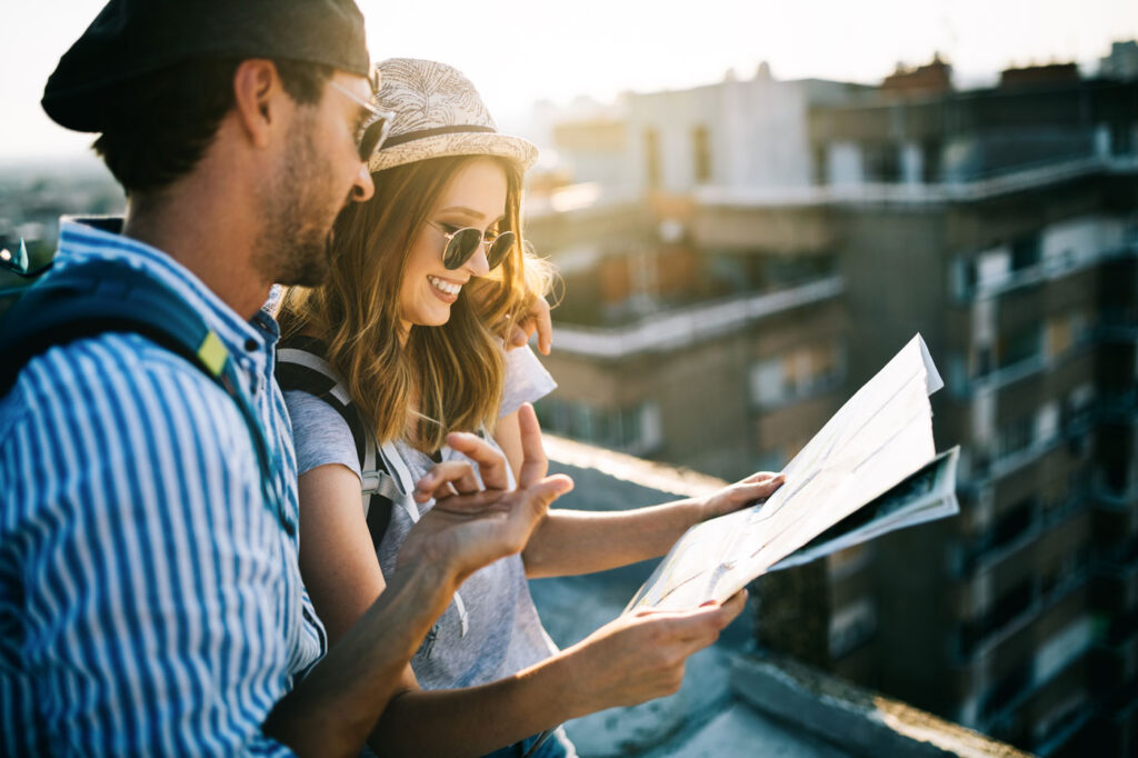 Paar mit Karte bei einem Ausflug