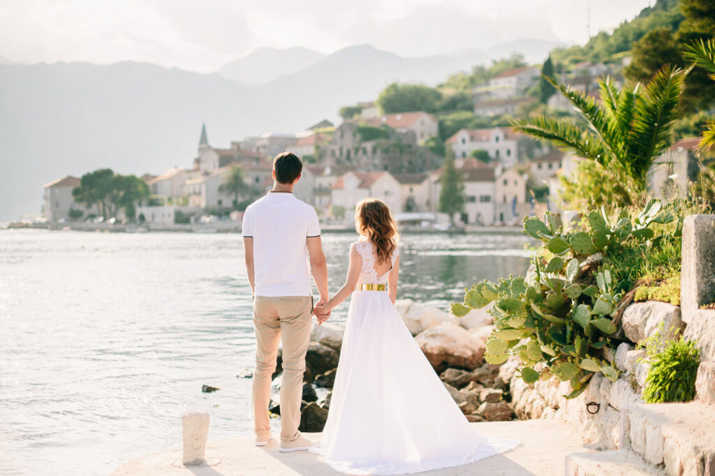 Glückliches Ehepaar am Meer