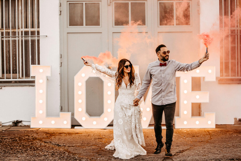 Hochzeitspaar feiert ihre Hochzeit  Hochzeitspaar feiert ihre Hochzeit