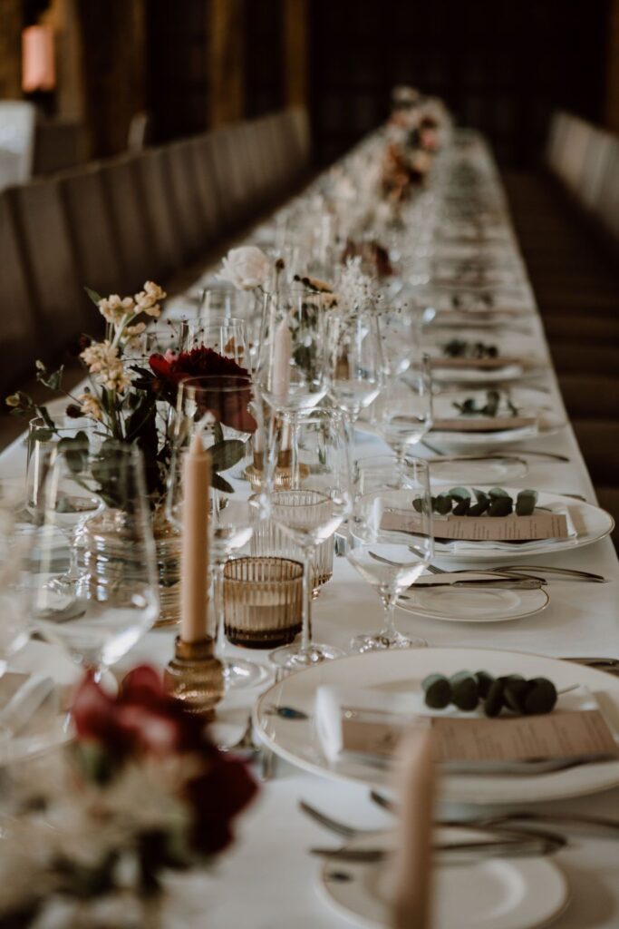 Anordnung der Tischdekoration und des Bestecks