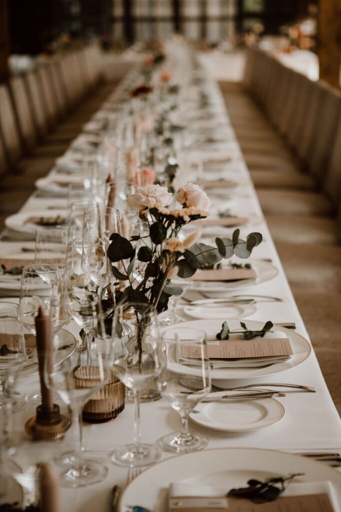 Farbig abgestimmte Tischdekoration für eine Hochzeit