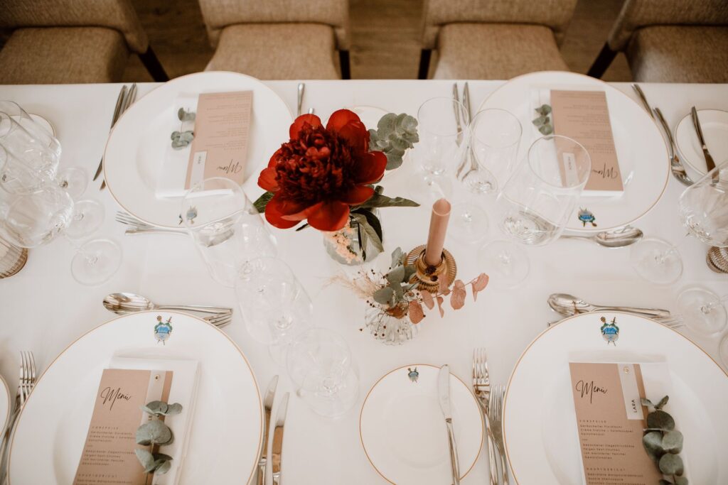 Rose als farbiger Akzent für die Tischdekoration