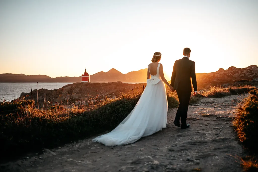 Paar beim Paarshooting mit Sonnenuntergang